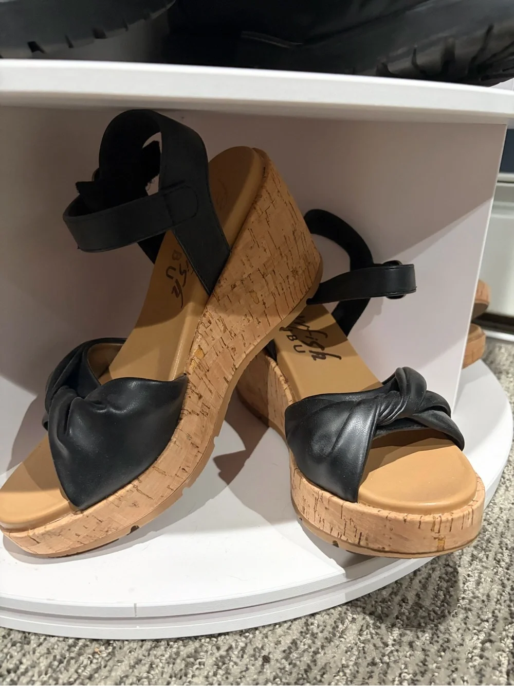 Beautiful Blowfish Sandals Black Bow Tie Front Comfortable cushion Trendy Size 8